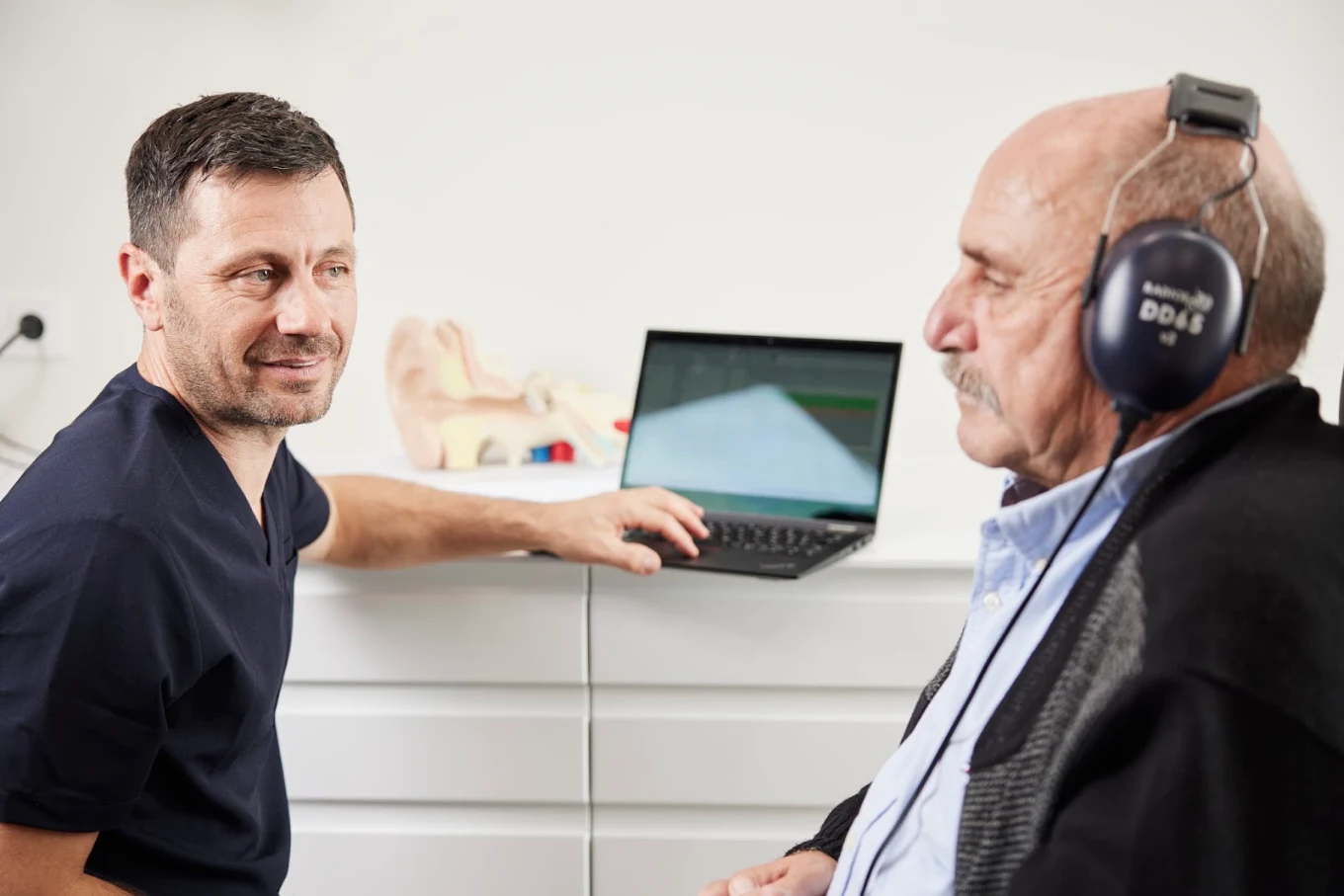 OA Dr. Martin Dejaco im Gespräch mit einer Patientin